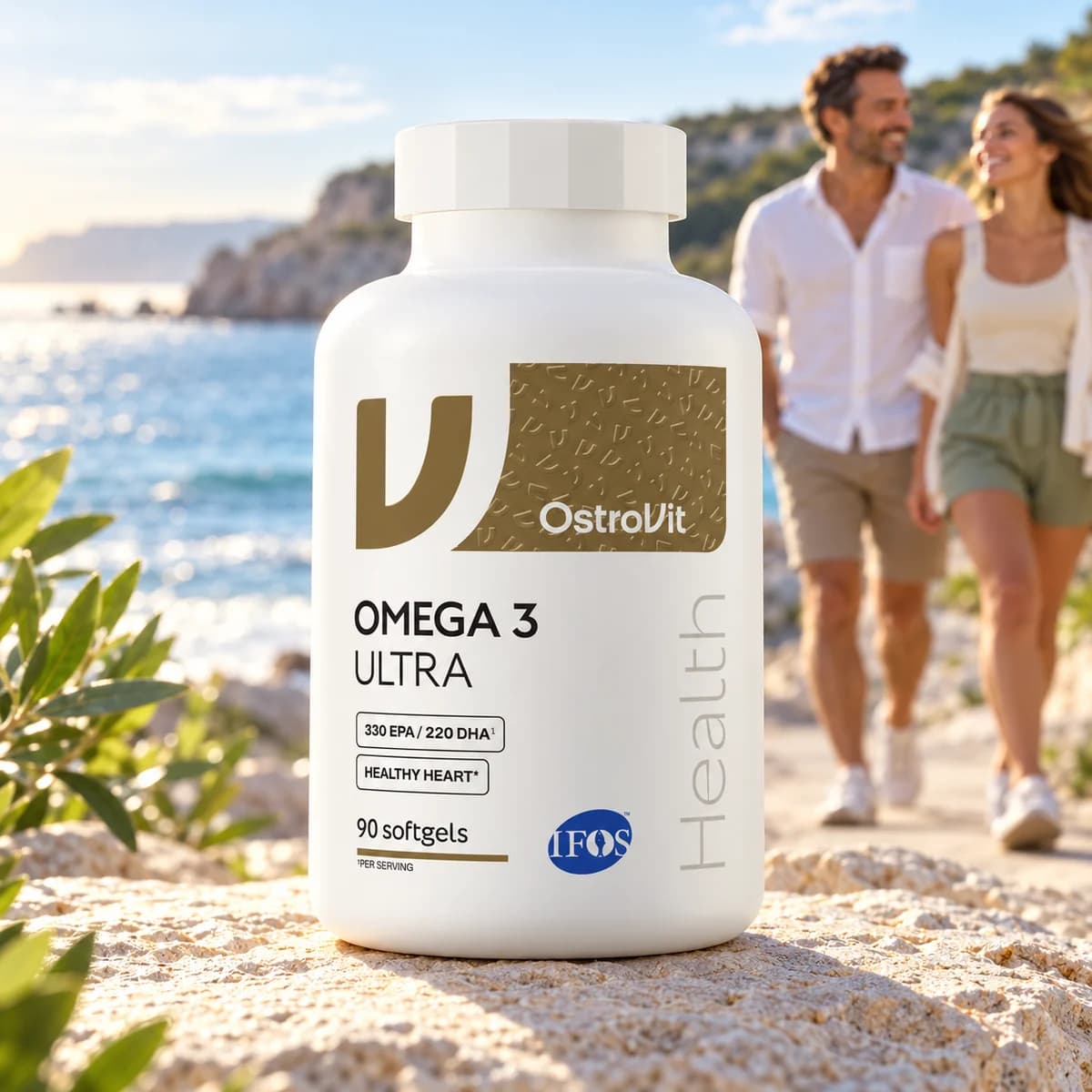 Omega 3 OstroVit Ultra, 90 capsule — flacon la malul mării, cu două persoane în fundal