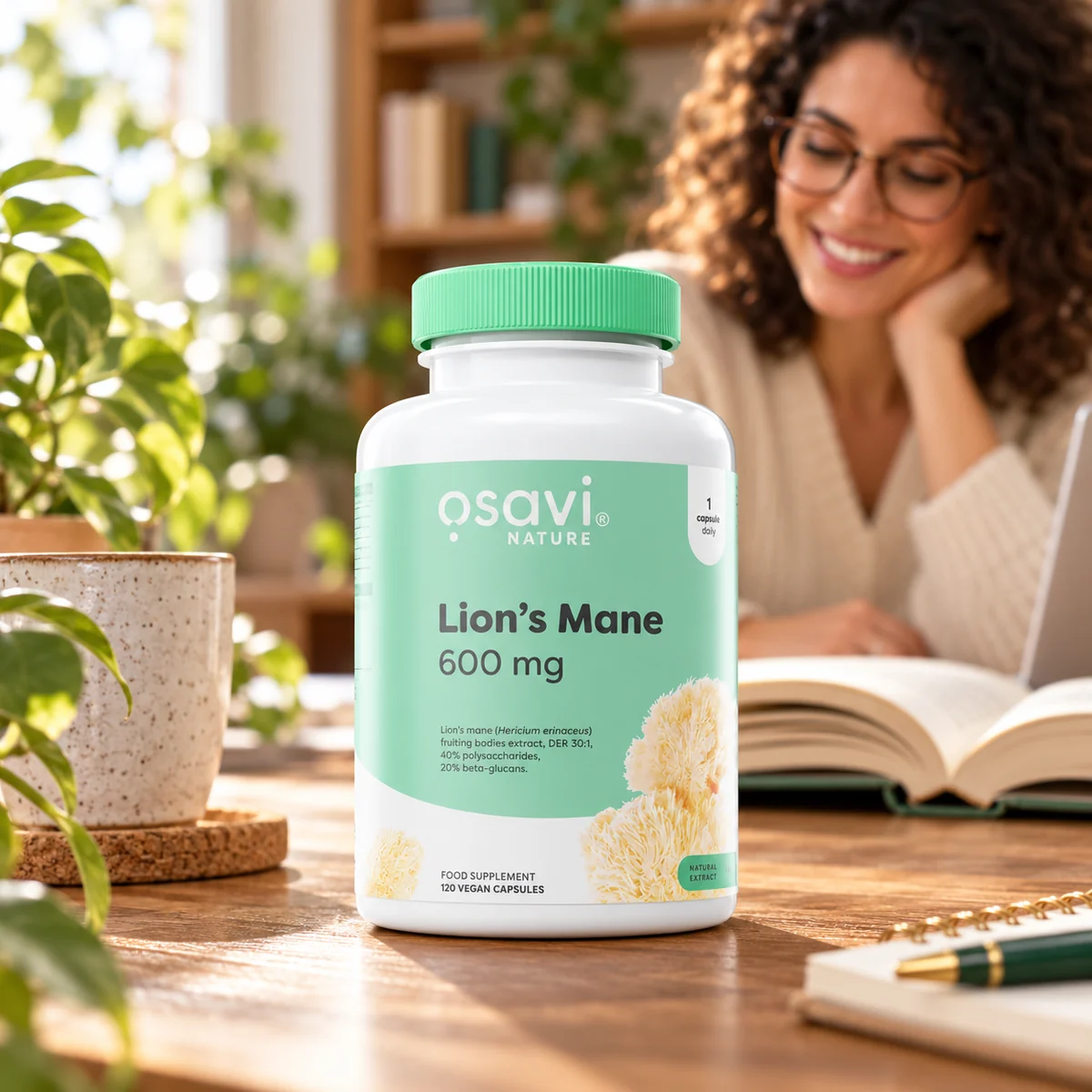 Coama-leului Osavi Lion’s Mane 600 mg, 120 capsule — flacon pe un birou, cu o cititoare în fundal