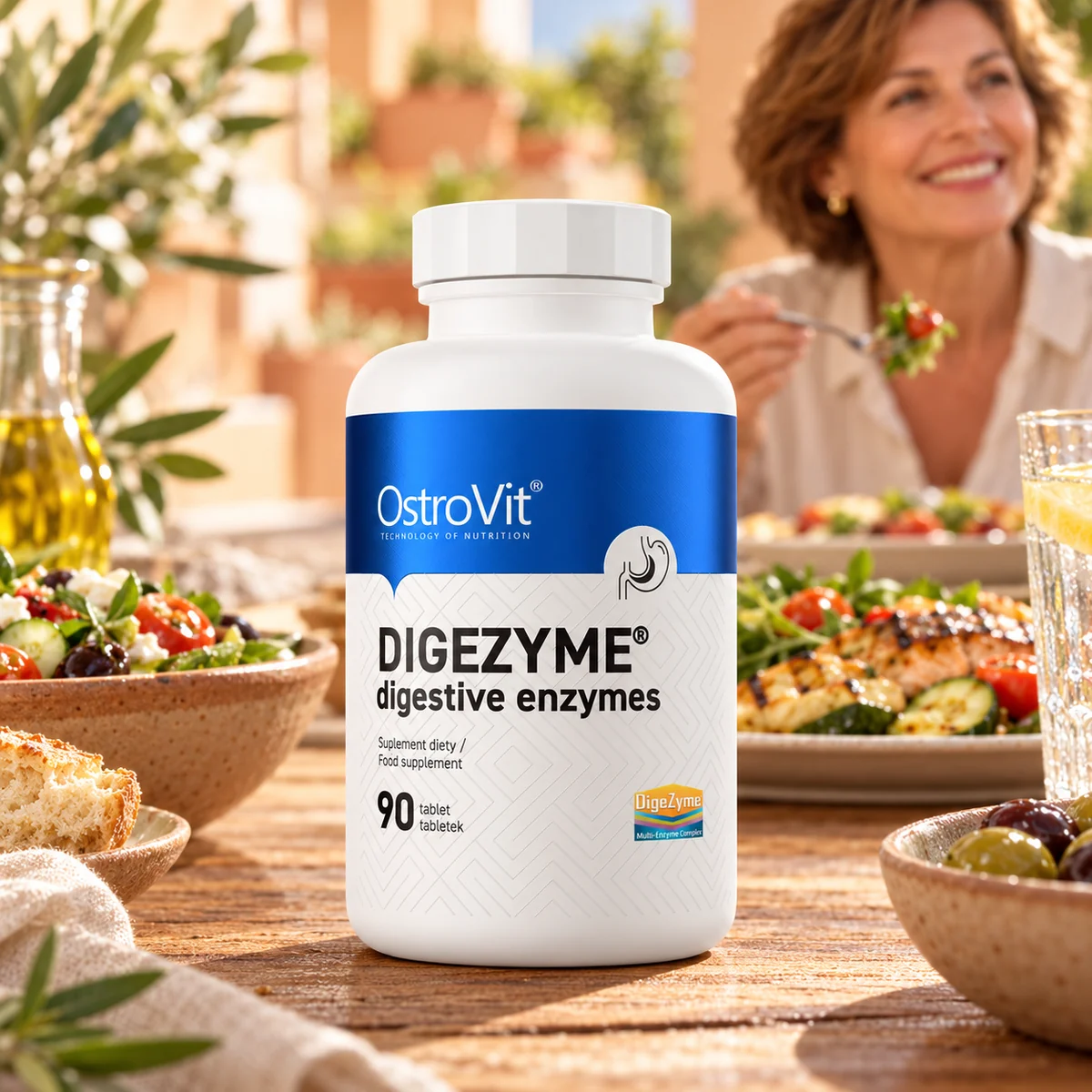 Enzime digestive OstroVit DigeZyme 150 mg, 90 comprimate, pe o masă cu salate și legume.